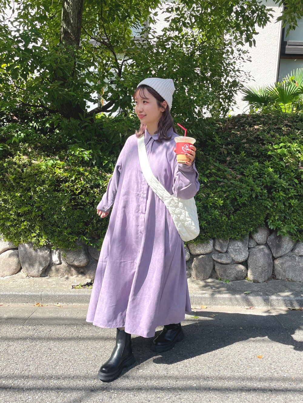 ホワイト系のショルダーバッグ、パープル系のシャツワンピース、ブラック系のブーツを着用したレディースの秋コーディネートの2枚目の写真