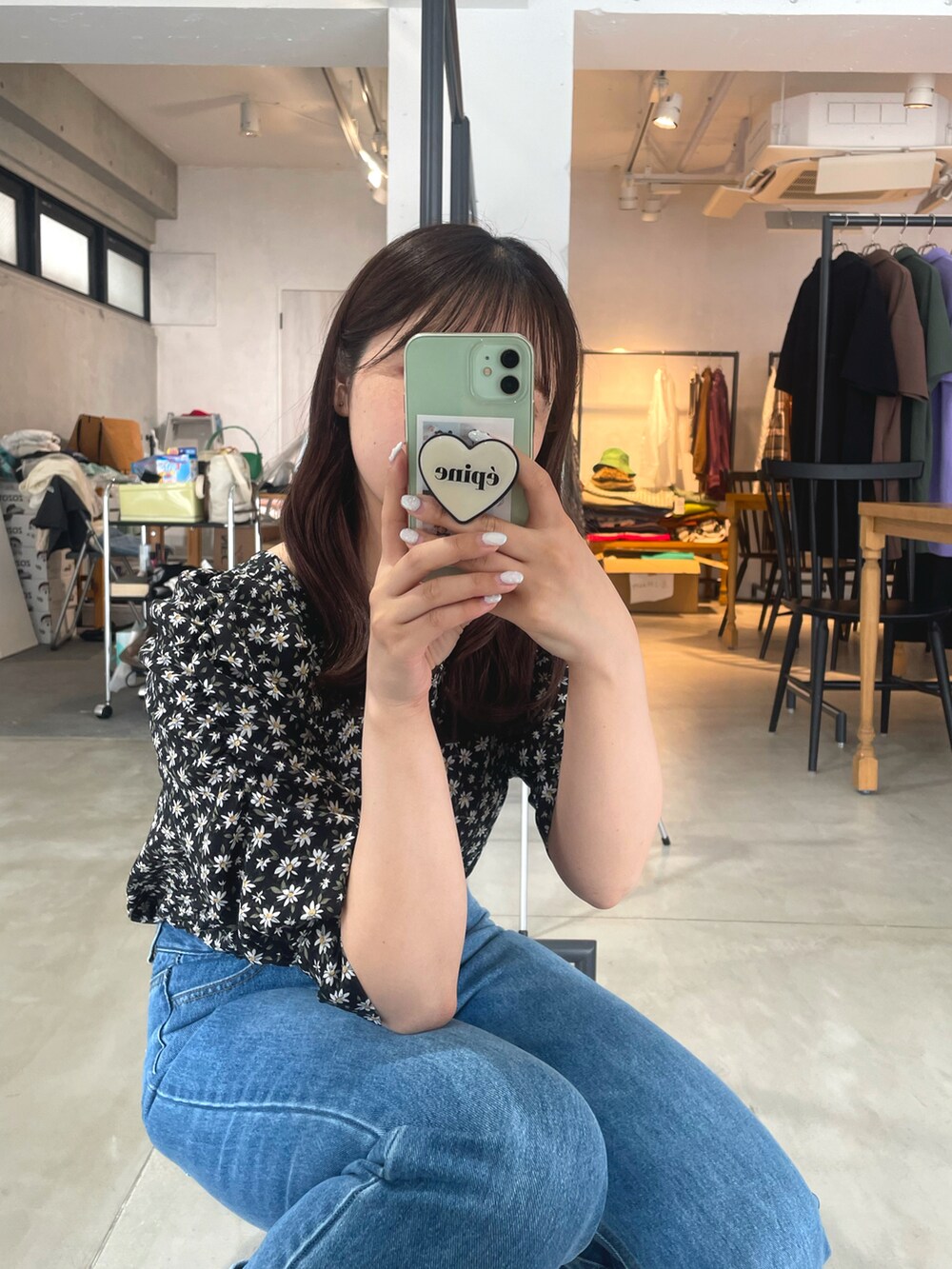 その他のシャツ/ブラウス、ブルー系のデニムパンツ、ベージュ系のシューズを着用したレディースの夏コーディネートの3枚目の写真