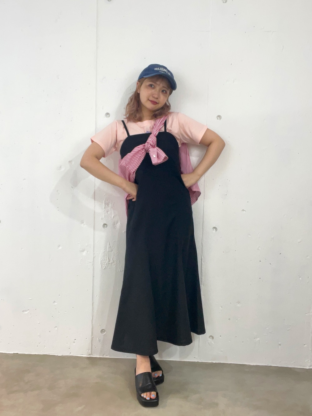 パープル系のシャツ/ブラウス、ピンク系のTシャツ/カットソー、ブラック系のジャンパースカートを着用したレディースの夏コーディネートの3枚目の写真