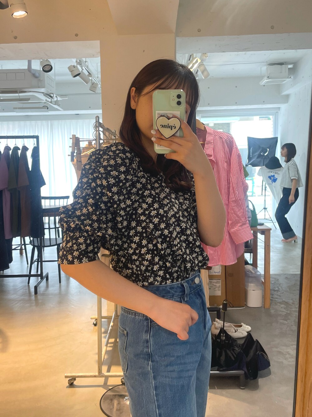 その他のシャツ/ブラウス、ブルー系のデニムパンツ、ベージュ系のシューズを着用したレディースの夏コーディネートの2枚目の写真