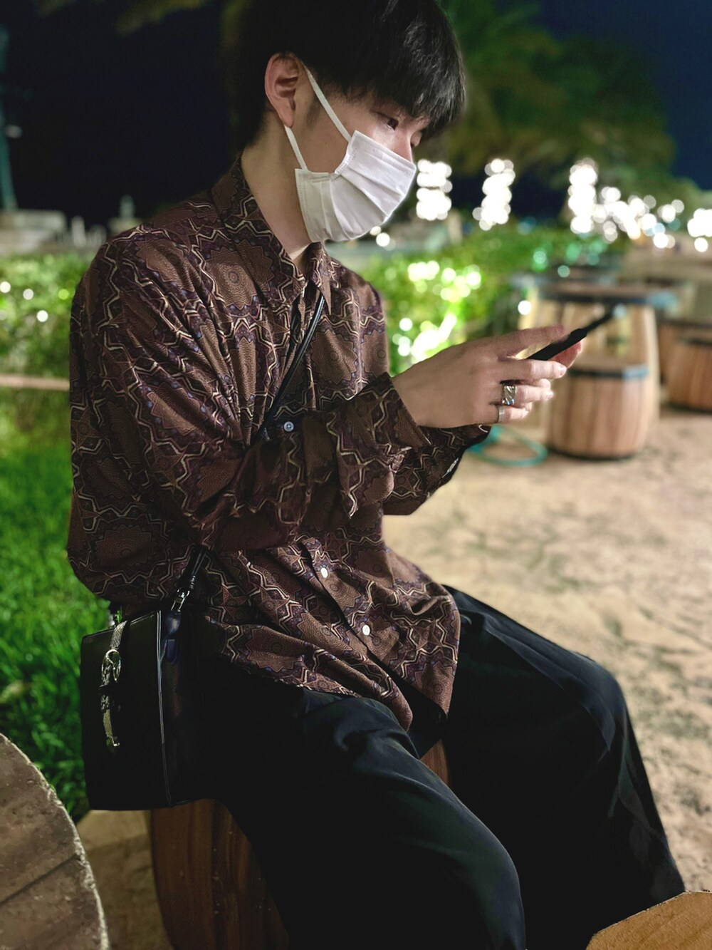 ブラウン系のシャツ/ブラウス、ブラック系のスカート、ブラック系のドレスシューズを着用したメンズの春コーディネートの3枚目の写真