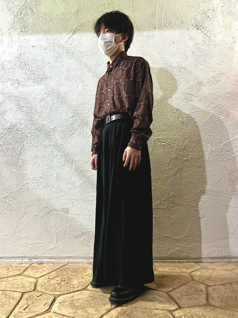 ブラウン系のシャツ/ブラウス、ブラック系のスカート、ブラック系のドレスシューズを着用したメンズの春コーディネートの2枚目の写真