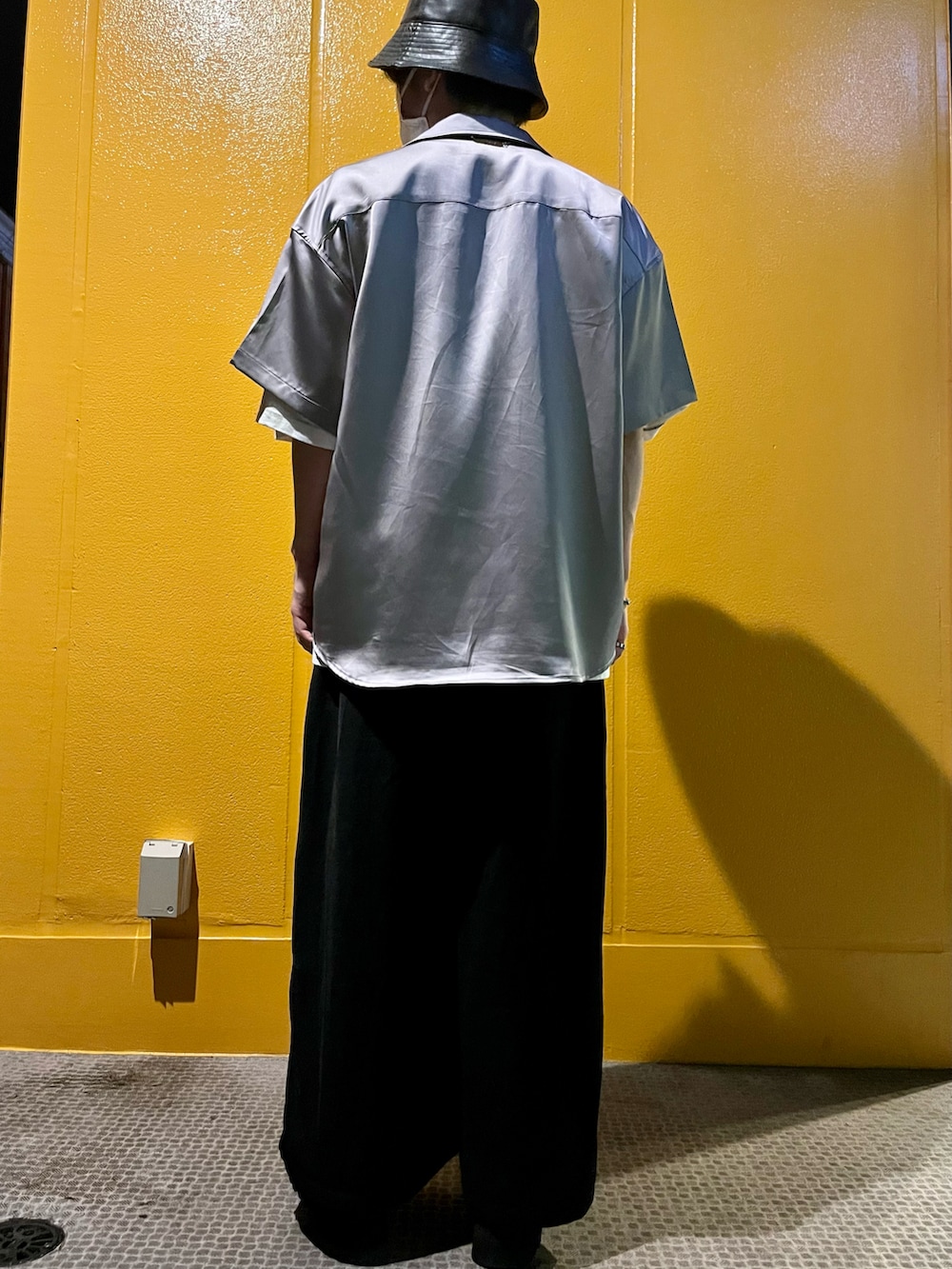 ホワイト系のTシャツ/カットソー、シルバー系のシャツ/ブラウス、ブラック系のスカートを着用したメンズの夏コーディネートの3枚目の写真