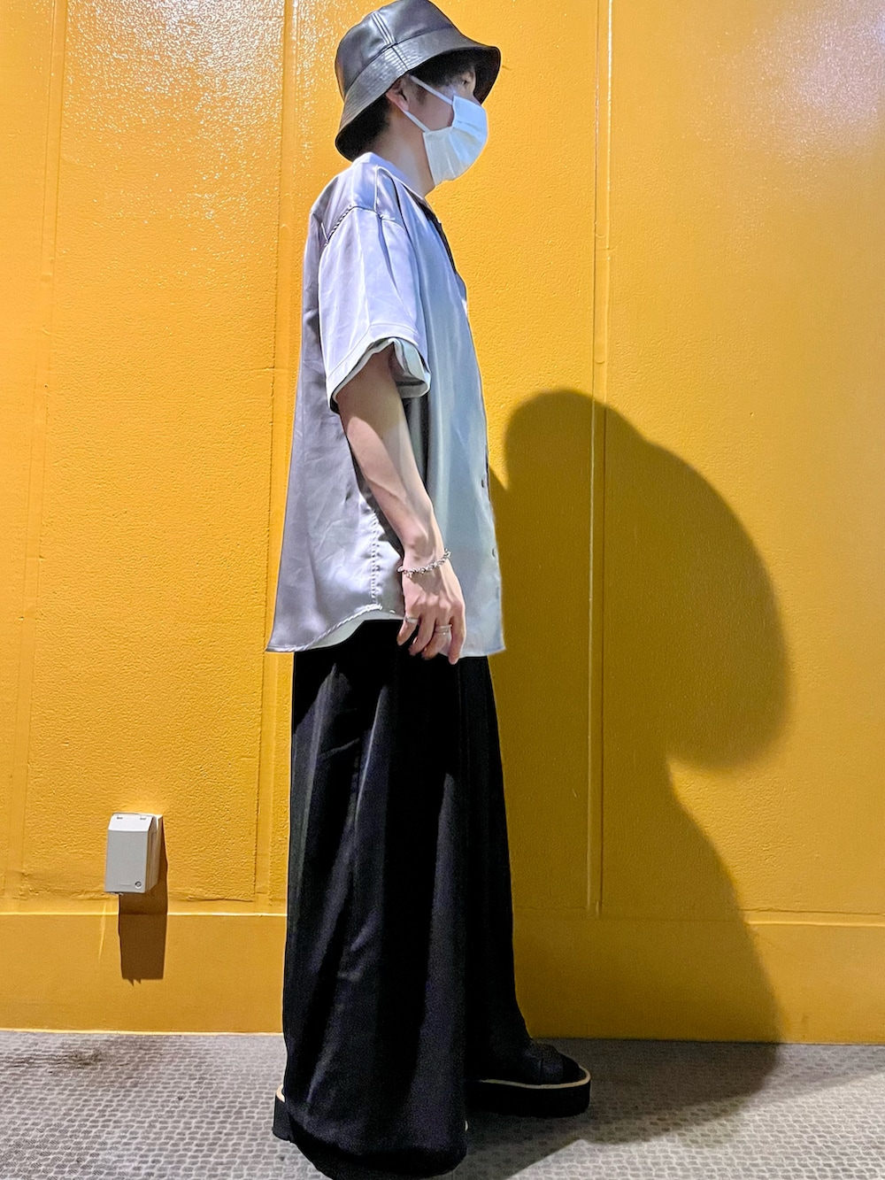 ホワイト系のTシャツ/カットソー、シルバー系のシャツ/ブラウス、ブラック系のスカートを着用したメンズの夏コーディネートの2枚目の写真