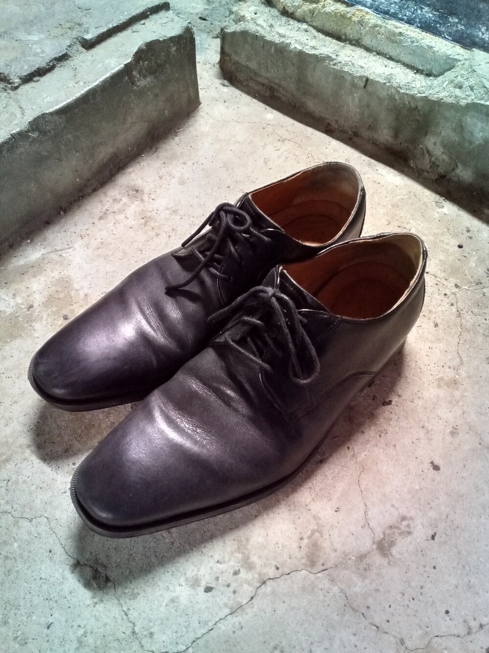 ブルー系のテーラードジャケット、ブラック系のスラックス、ブラック系のドレスシューズを着用したメンズの春コーディネートの2枚目の写真