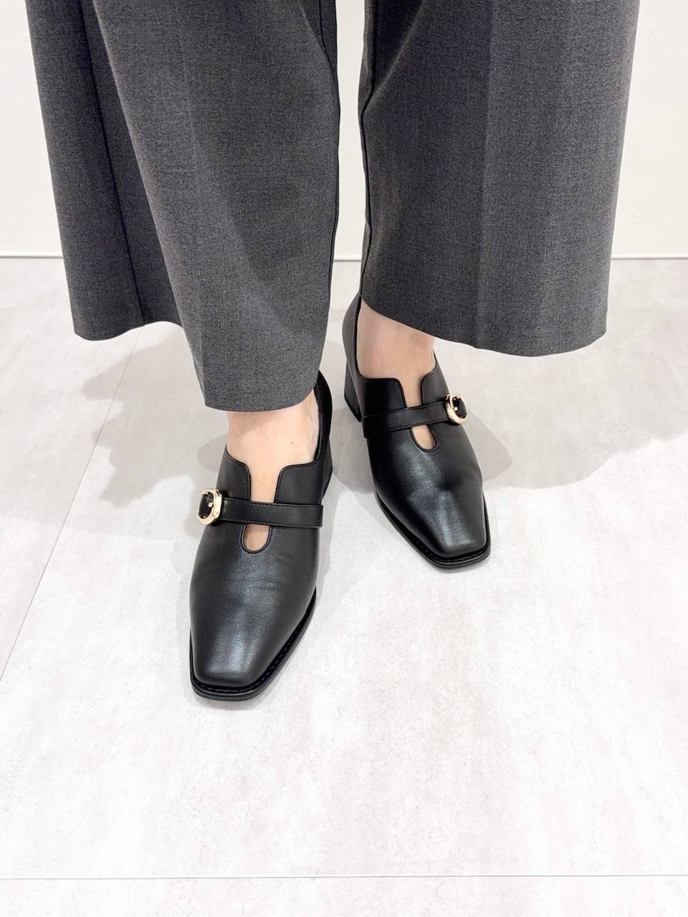 ブラック系のパンプスを着用したレディースの秋コーディネートの4枚目の写真