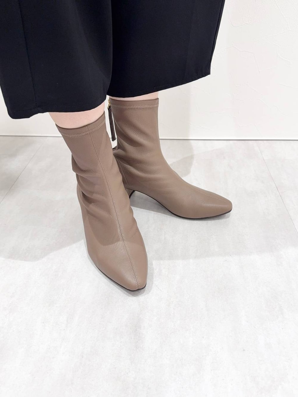 ブラウン系のブーツを着用したレディースの秋コーディネートの5枚目の写真