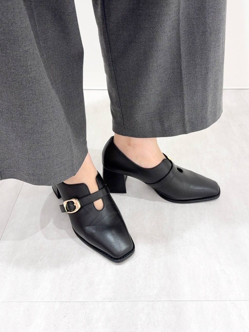 ブラック系のパンプスを着用したレディースの秋コーディネートの5枚目の写真