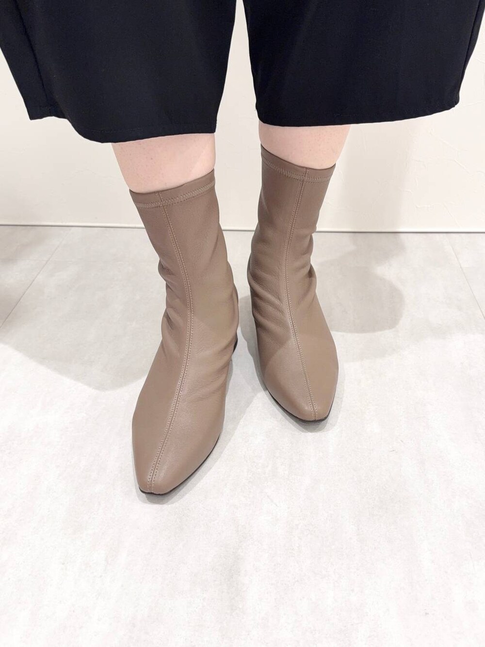 ブラウン系のブーツを着用したレディースの秋コーディネートの4枚目の写真