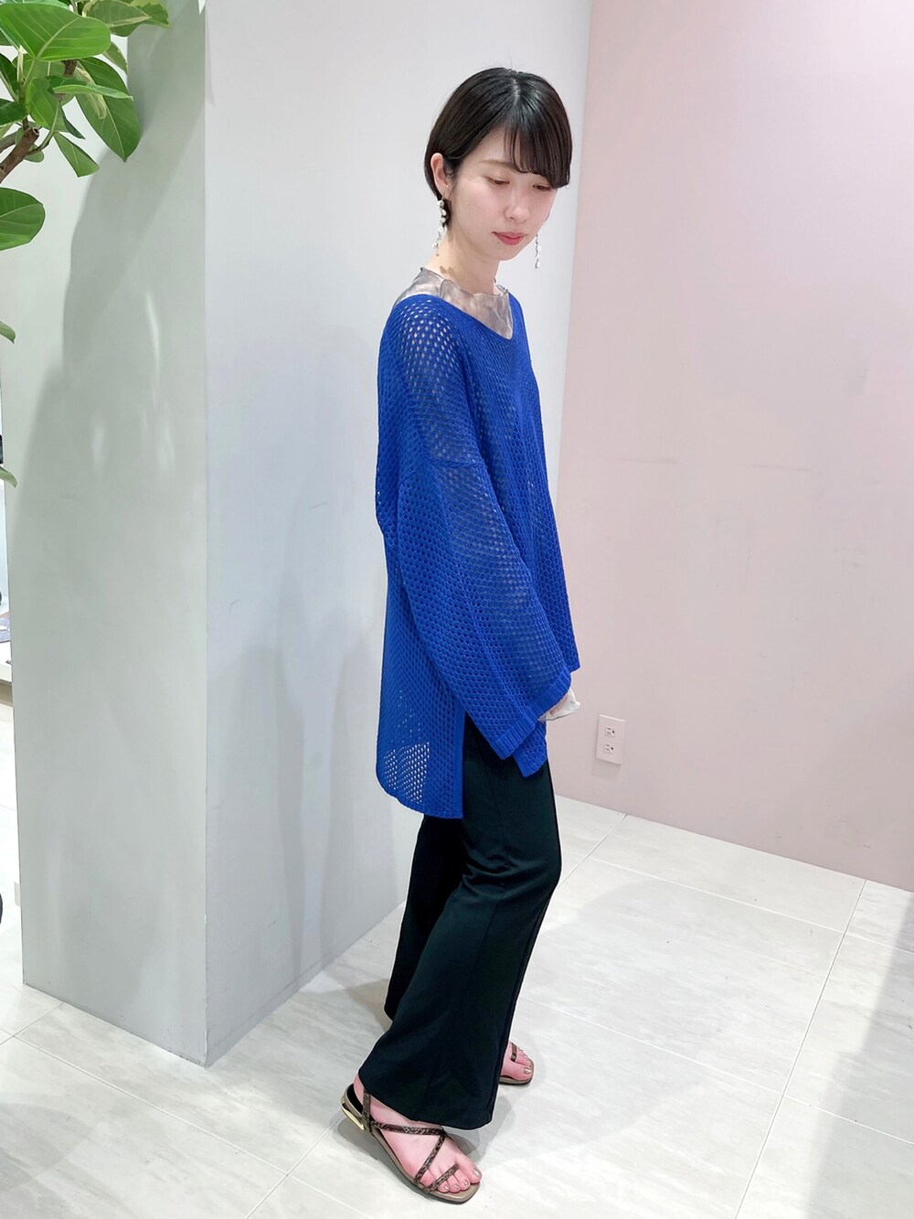 ブラック系のサンダル、ブルー系のニット/セーター、グレー系のTシャツ/カットソーを着用したレディースの春コーディネートの2枚目の写真