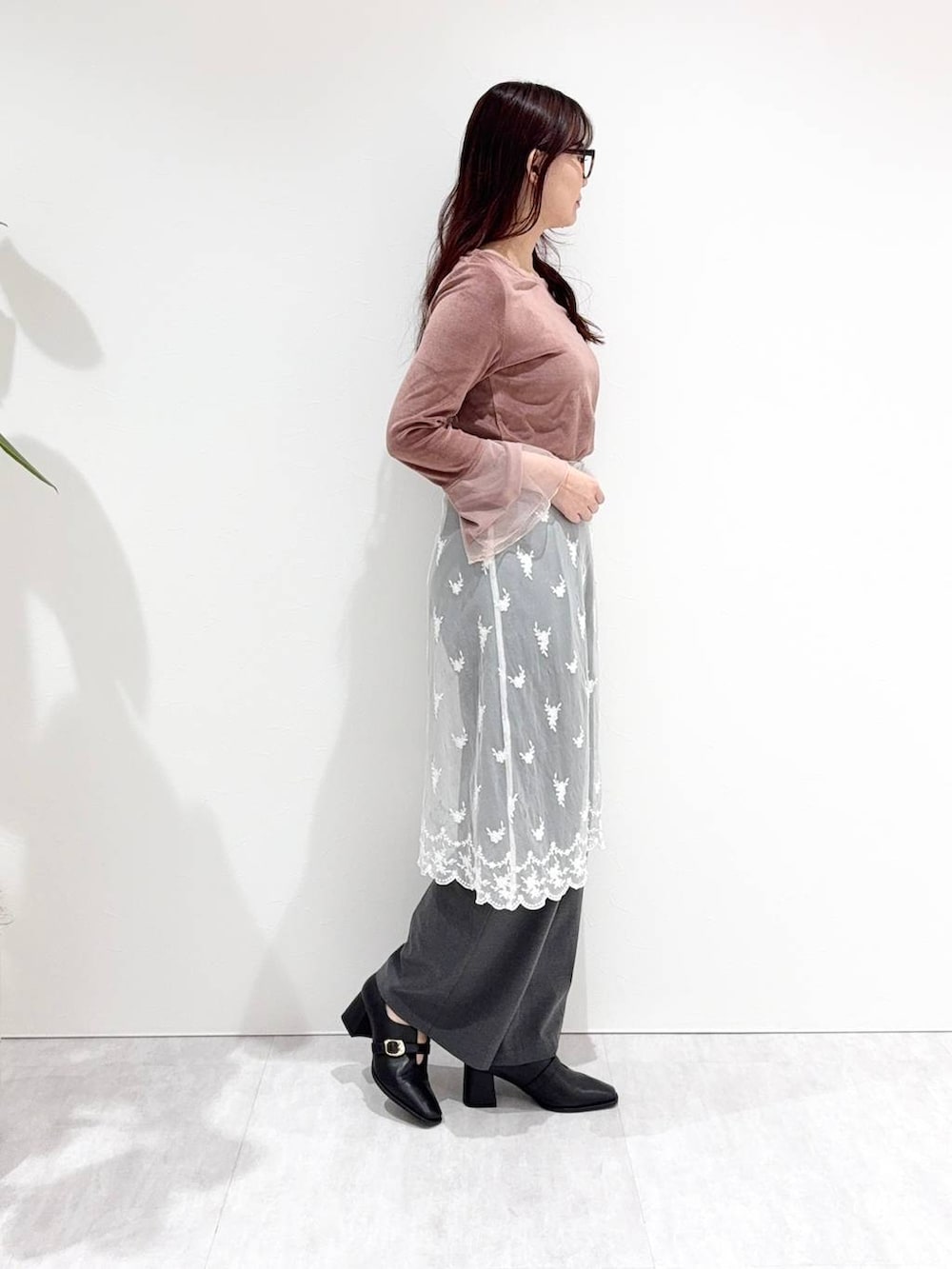 ブラック系のパンプスを着用したレディースの秋コーディネートの2枚目の写真