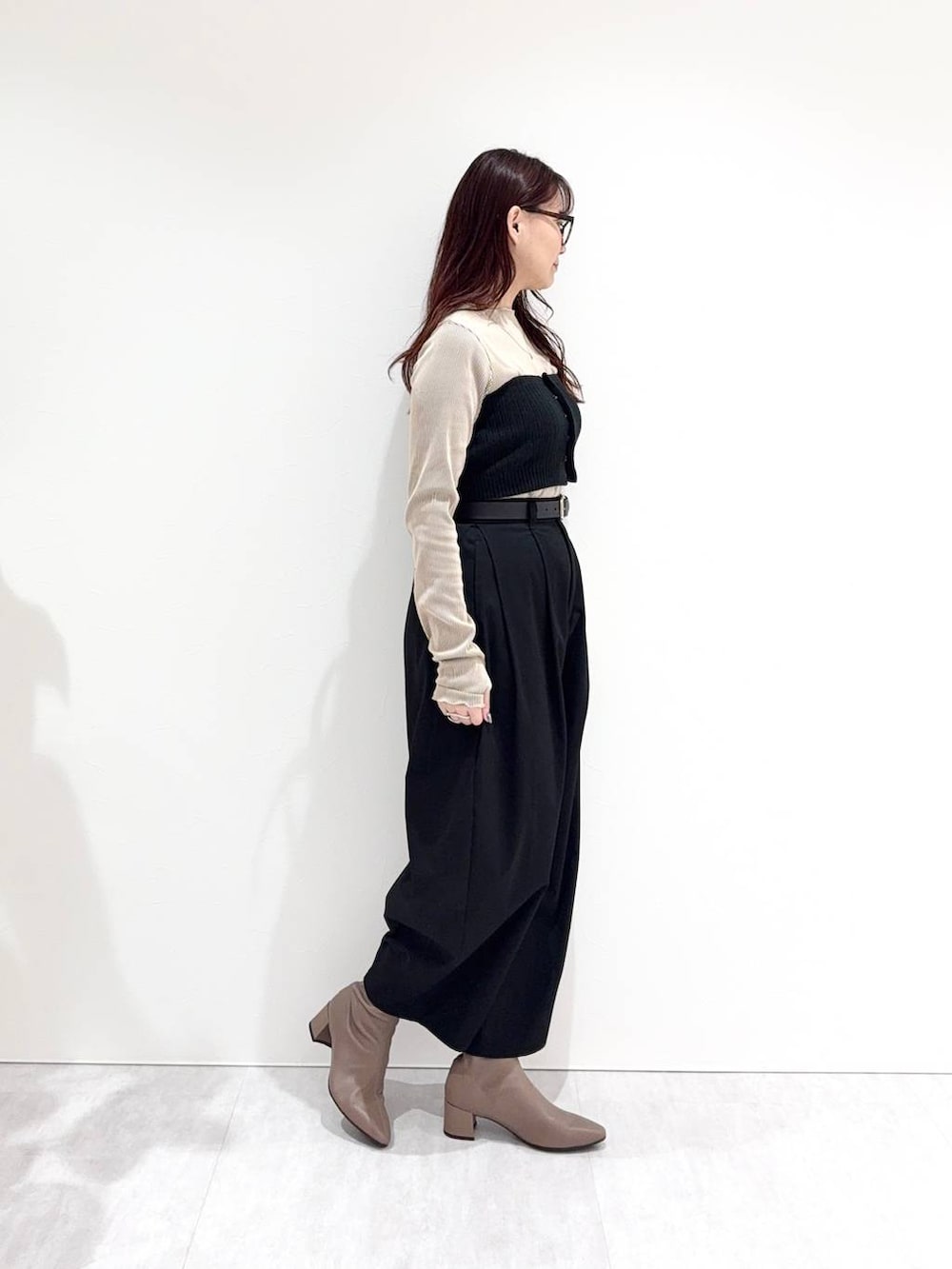 ブラウン系のブーツを着用したレディースの秋コーディネートの2枚目の写真