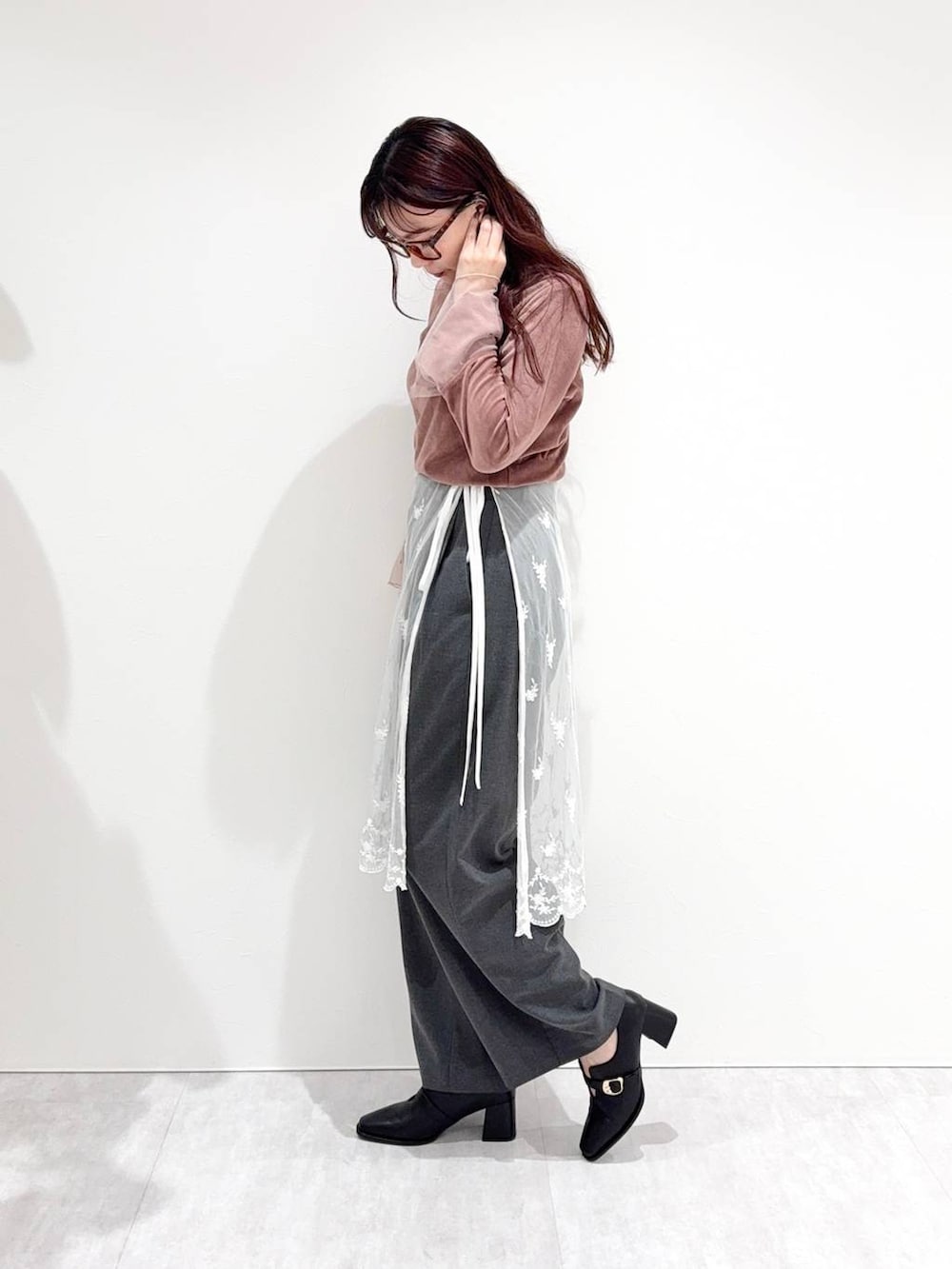 ブラック系のパンプスを着用したレディースの秋コーディネートの3枚目の写真