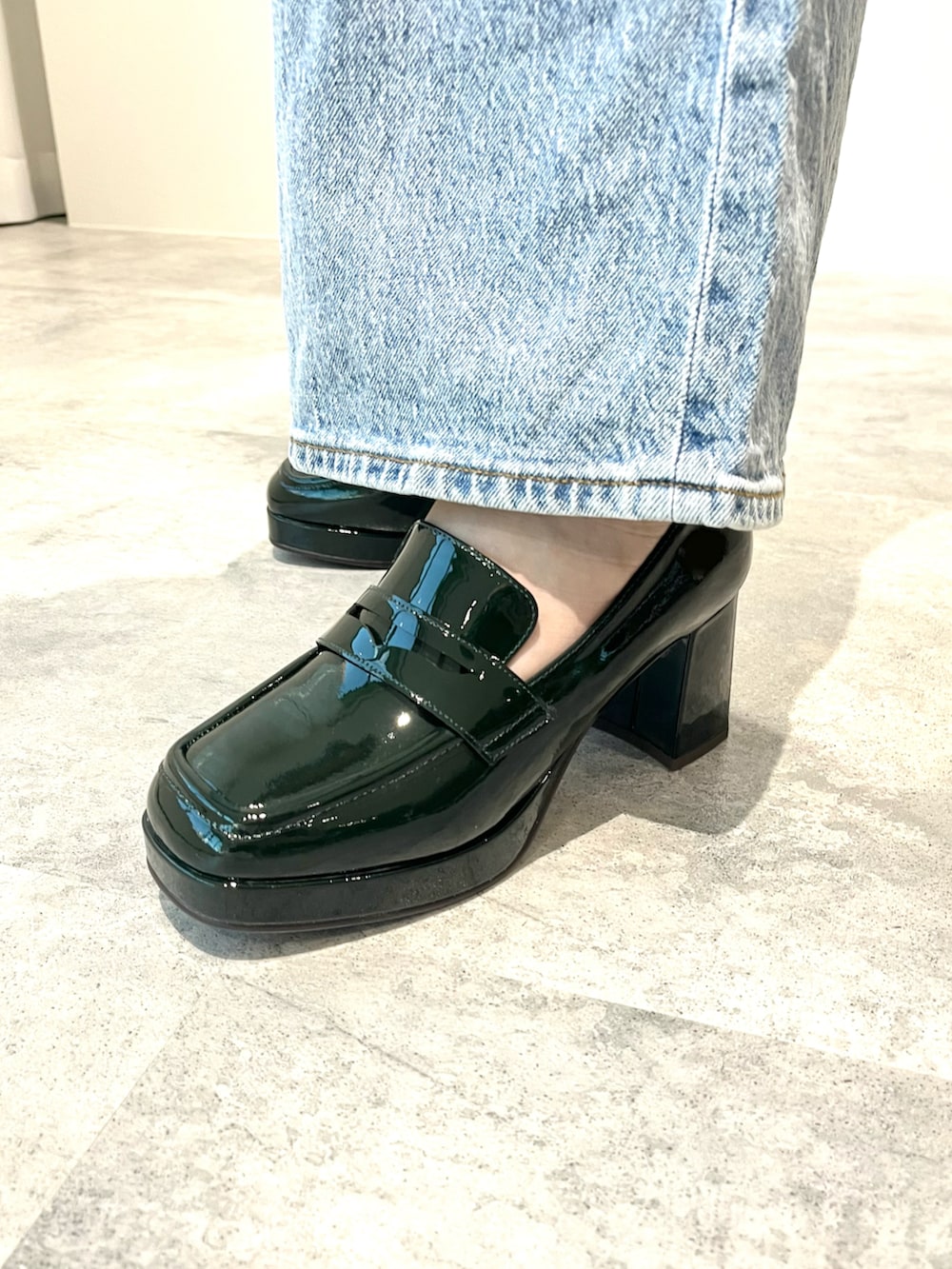 グリーン系のローファーを着用したレディースの秋コーディネートの2枚目の写真