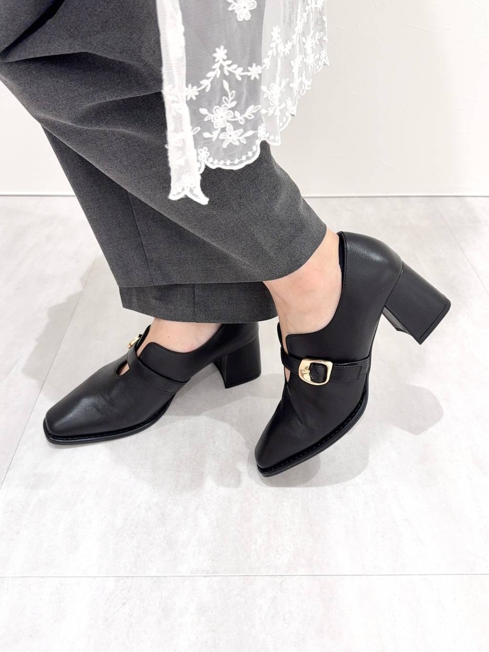 ブラック系のパンプスを着用したレディースの秋コーディネートの6枚目の写真