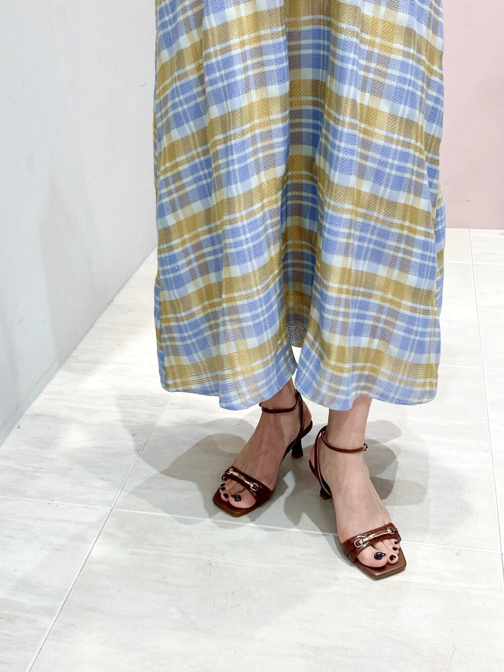 ブラウン系のサンダル、パープル系のワンピース、ブラウン系のTシャツ/カットソーを着用したレディースの夏コーディネートの2枚目の写真