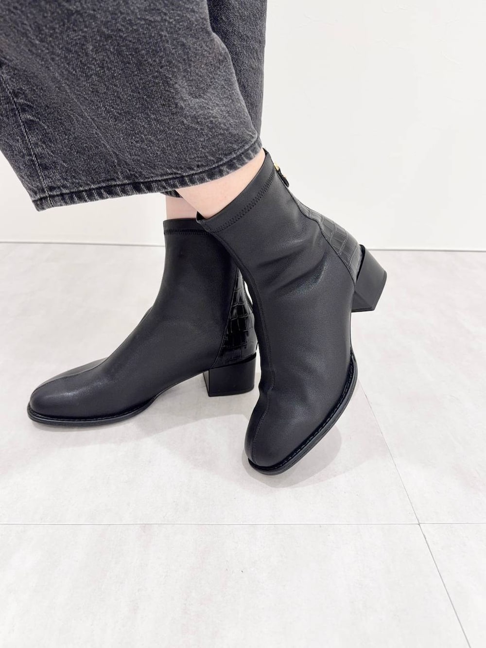 ブラック系のブーツを着用したレディースの秋コーディネートの6枚目の写真