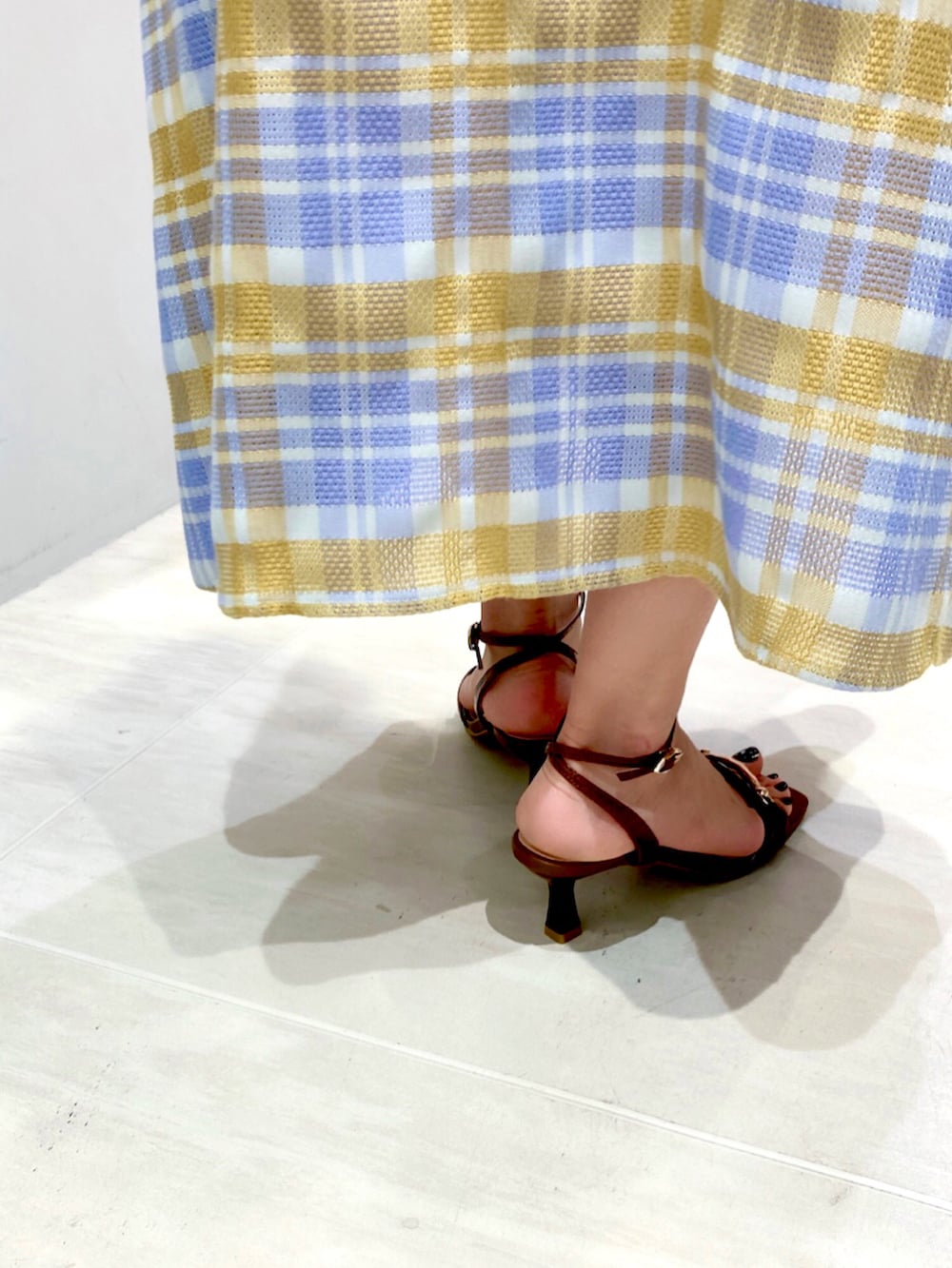 ブラウン系のサンダル、パープル系のワンピース、ブラウン系のTシャツ/カットソーを着用したレディースの夏コーディネートの3枚目の写真