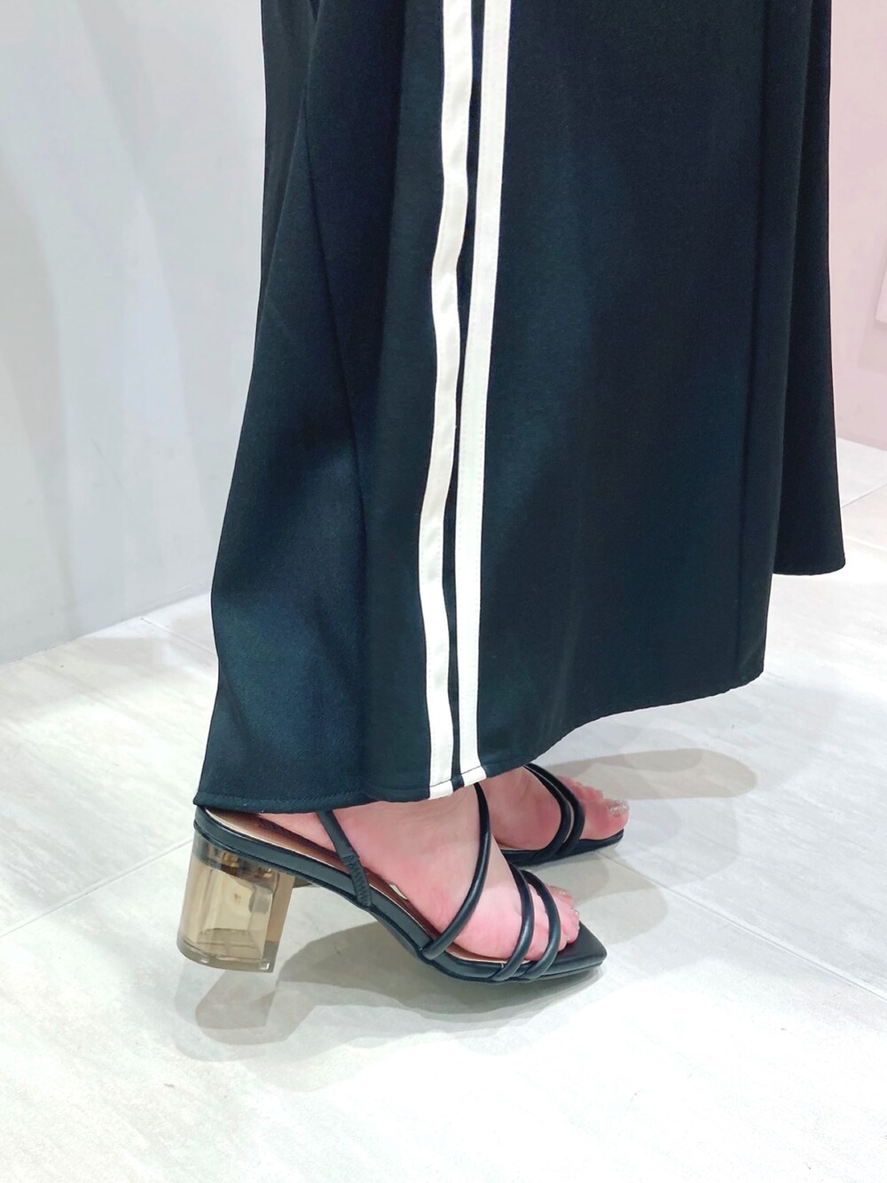 ベージュ系のテーラードジャケット、ブラック系のサンダルを着用したレディースの春コーディネートの3枚目の写真