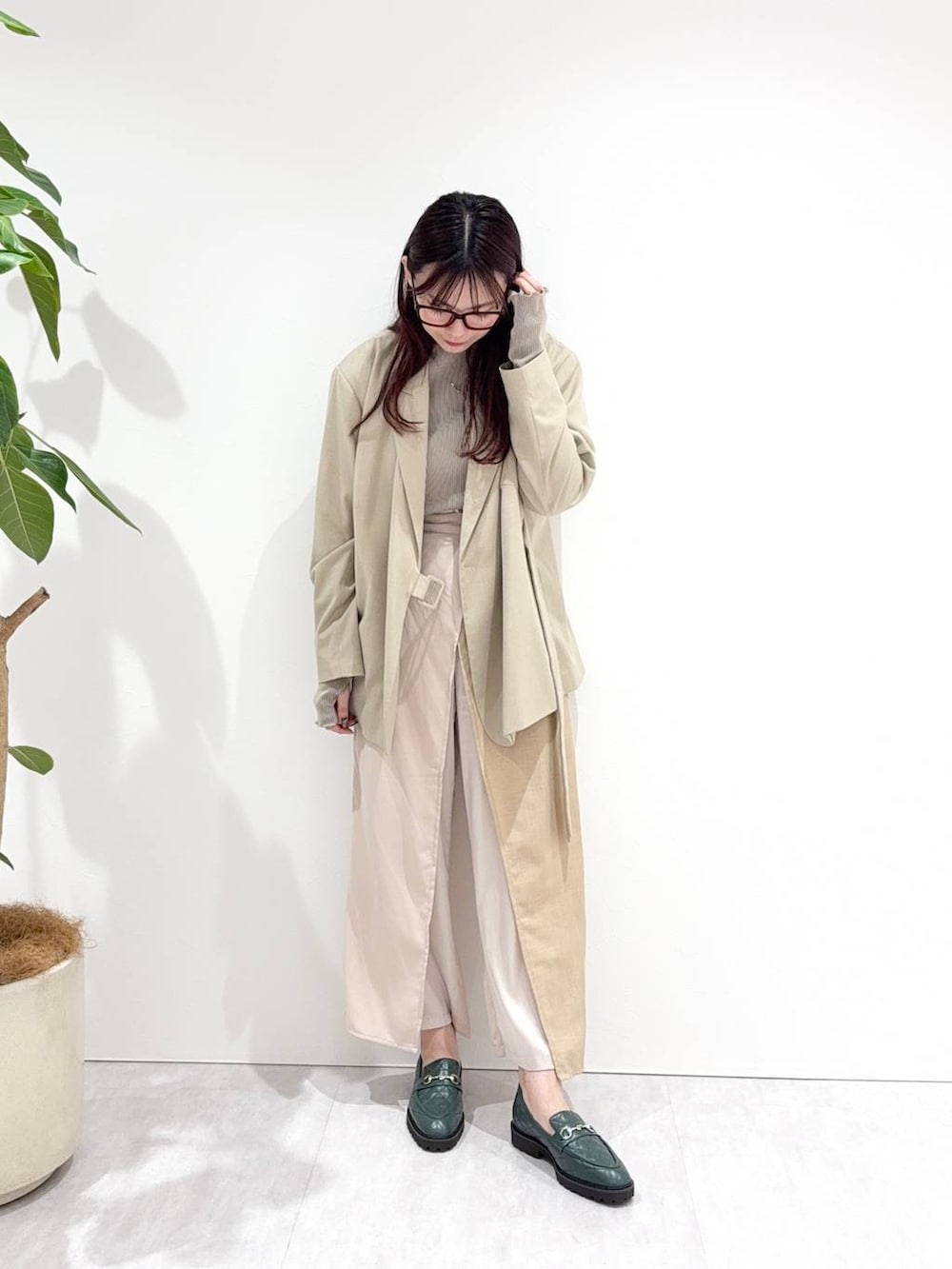 グリーン系のローファーを着用したレディースの秋コーディネートの2枚目の写真