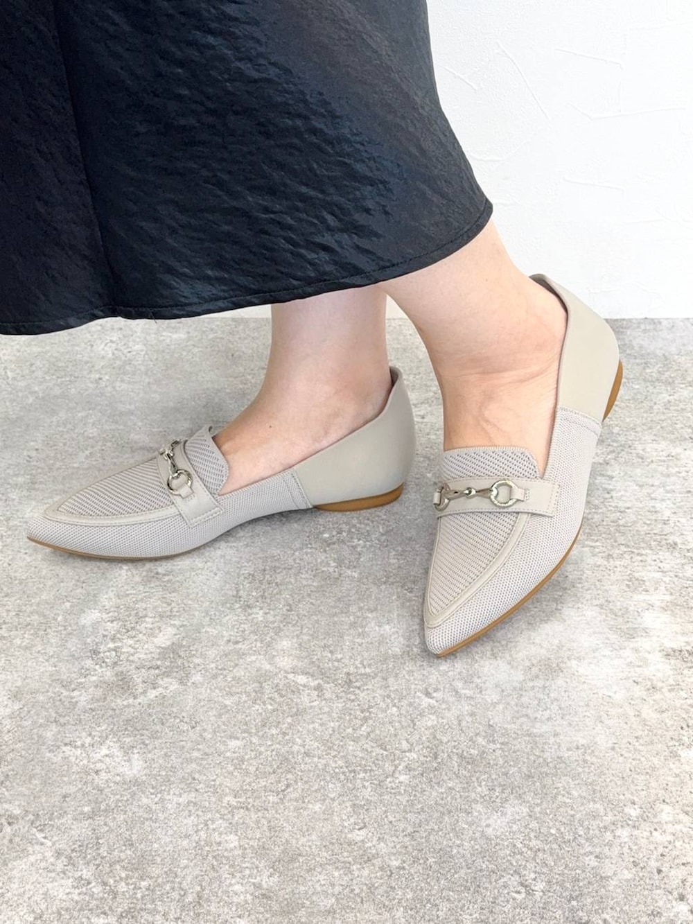 グレー系のスリッポンを着用したレディースの冬コーディネートの5枚目の写真