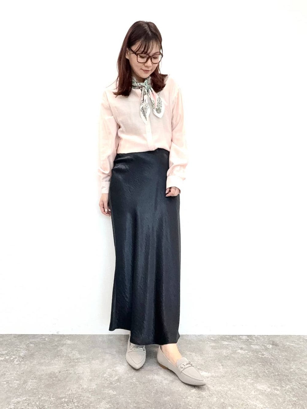 グレー系のスリッポンを着用したレディースの冬コーディネートの2枚目の写真