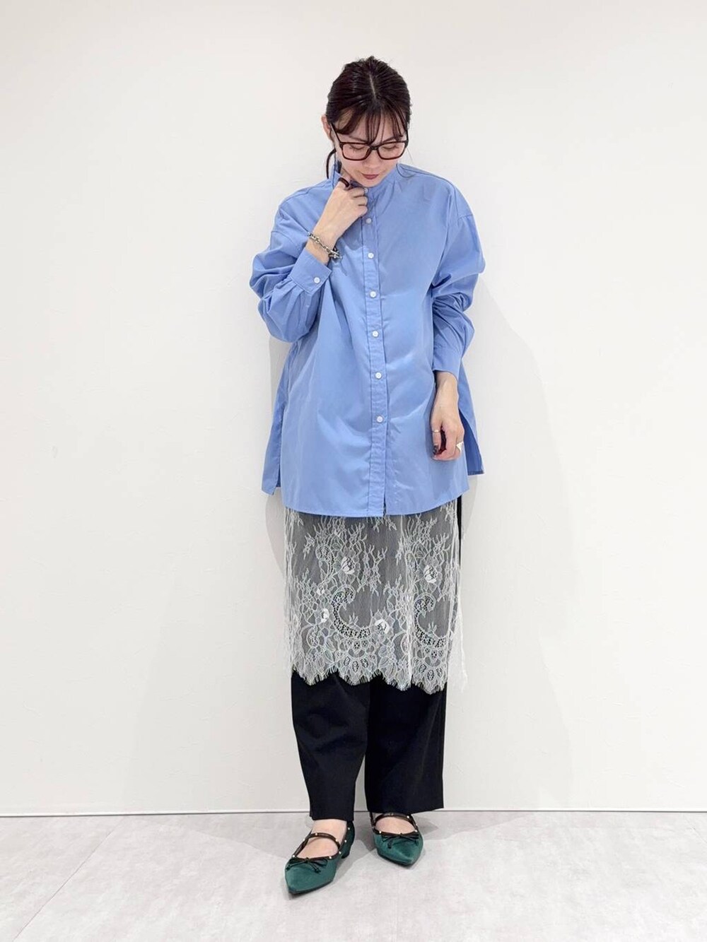 グリーン系のパンプスを着用したレディースの秋コーディネートの3枚目の写真