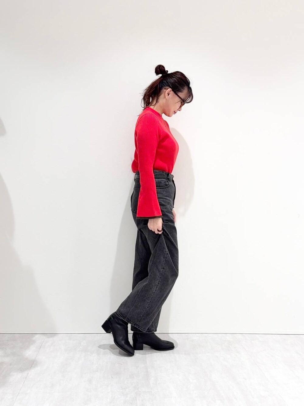 ブラック系のブーツを着用したレディースの秋コーディネートの3枚目の写真