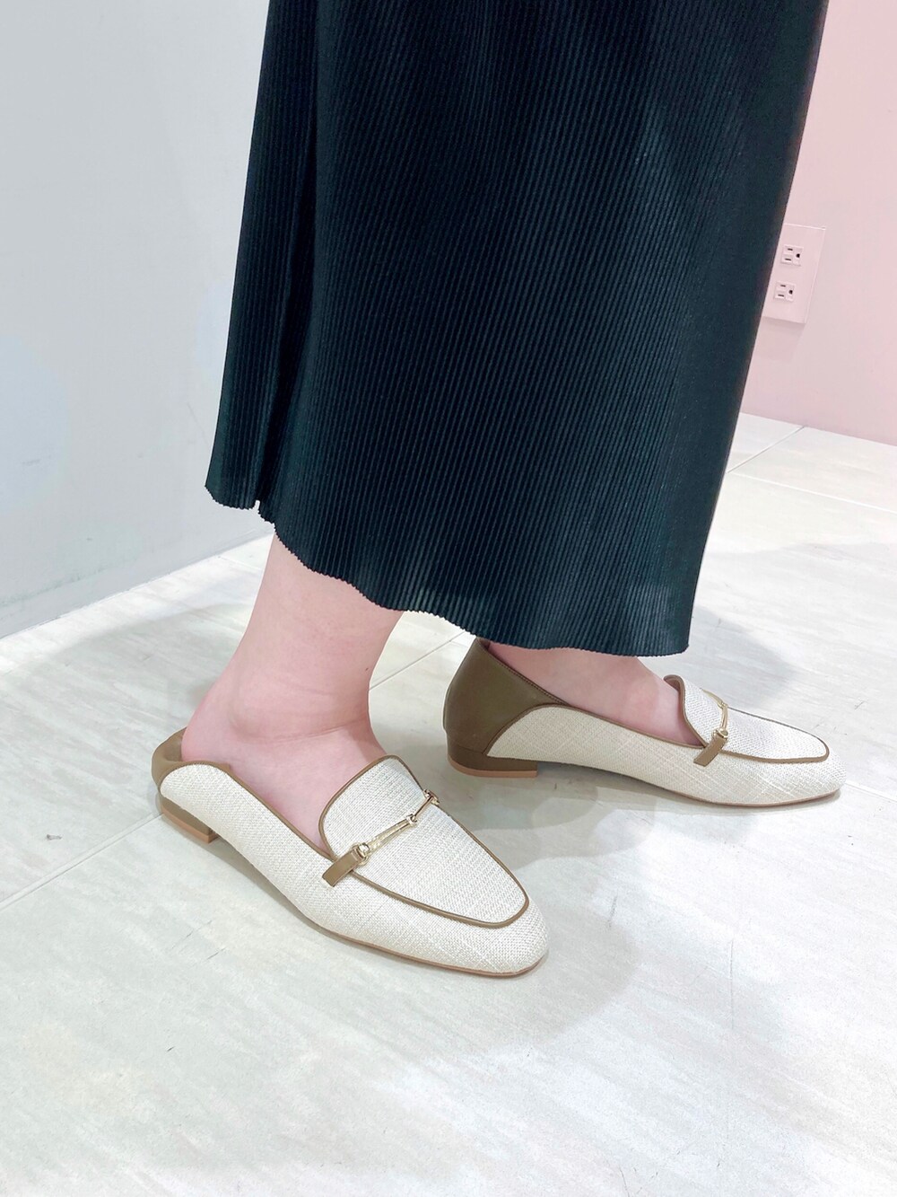 ベージュ系のローファーを着用したレディースの春コーディネートの2枚目の写真