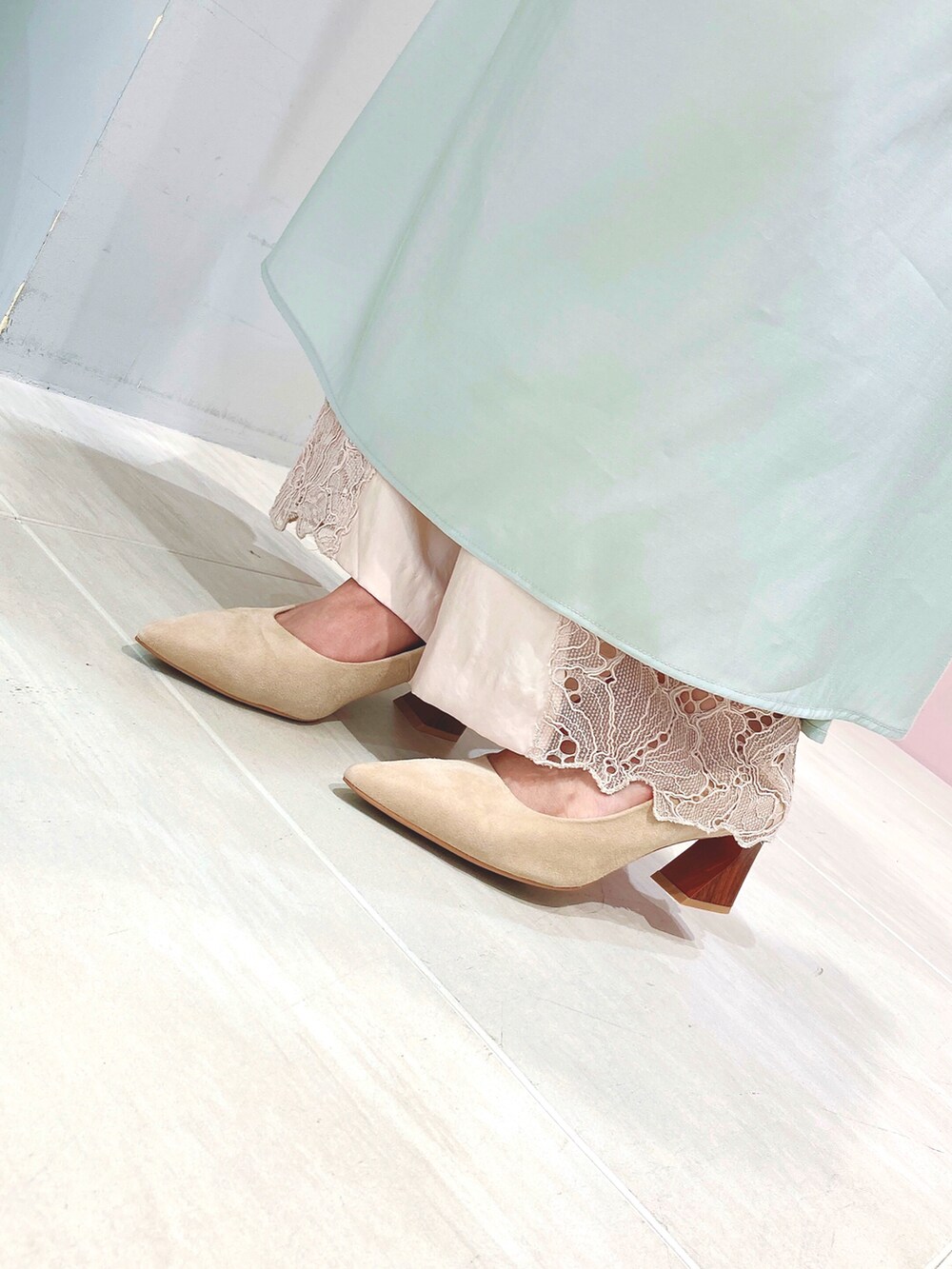 ベージュ系のパンプスを着用したレディースの春コーディネートの2枚目の写真