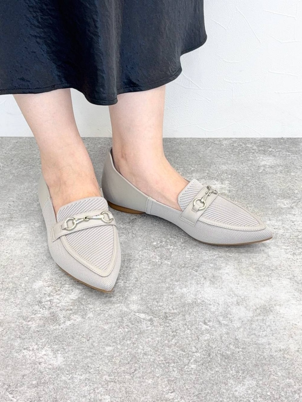 グレー系のスリッポンを着用したレディースの冬コーディネートの4枚目の写真