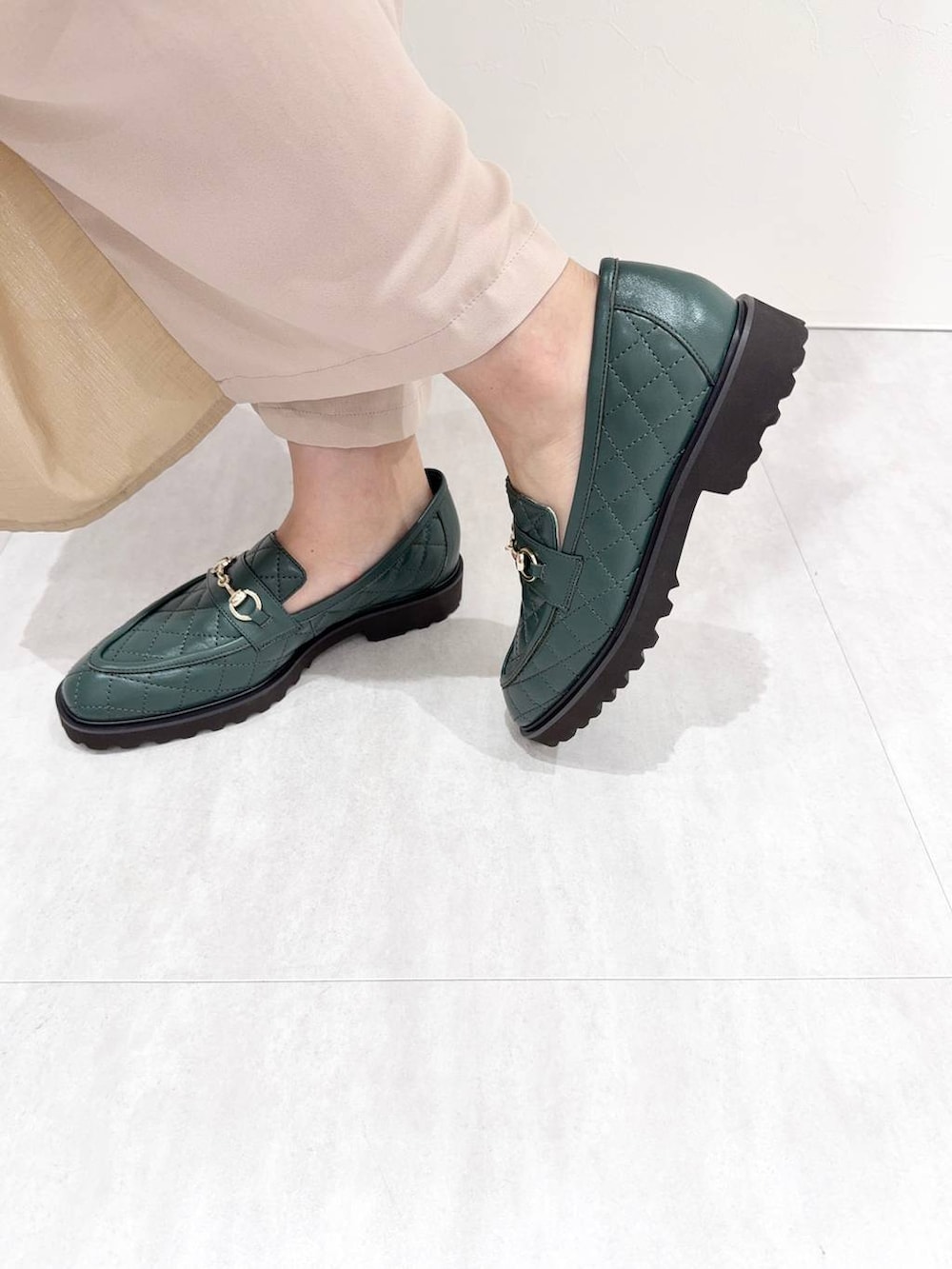 グリーン系のローファーを着用したレディースの秋コーディネートの6枚目の写真