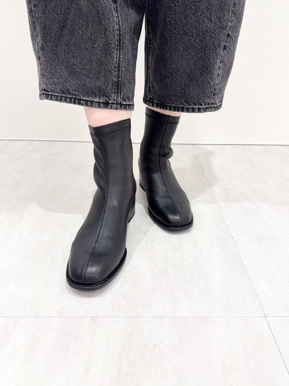 ブラック系のブーツを着用したレディースの秋コーディネートの4枚目の写真