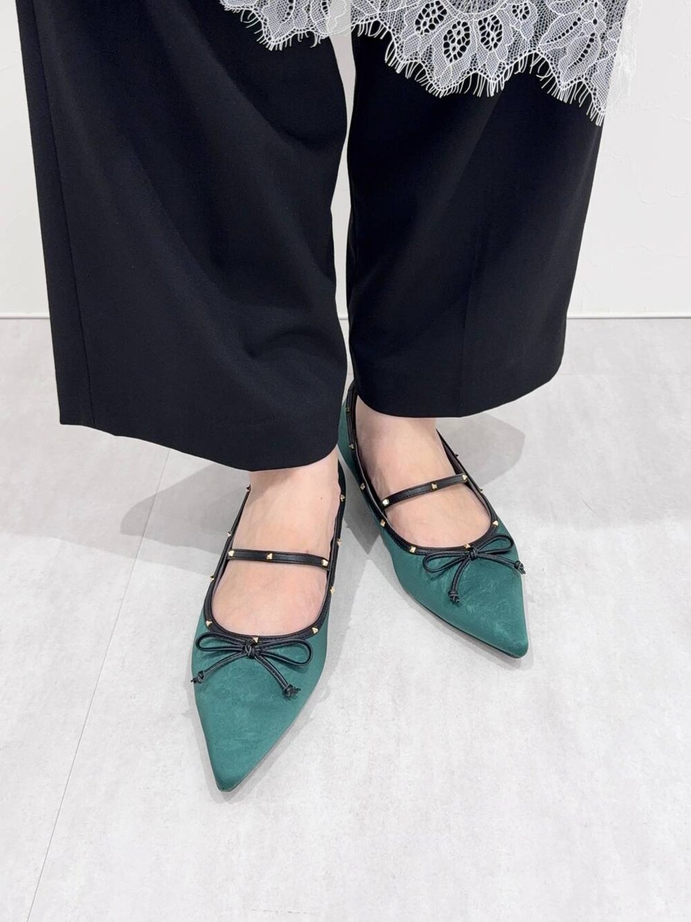 グリーン系のパンプスを着用したレディースの秋コーディネートの4枚目の写真