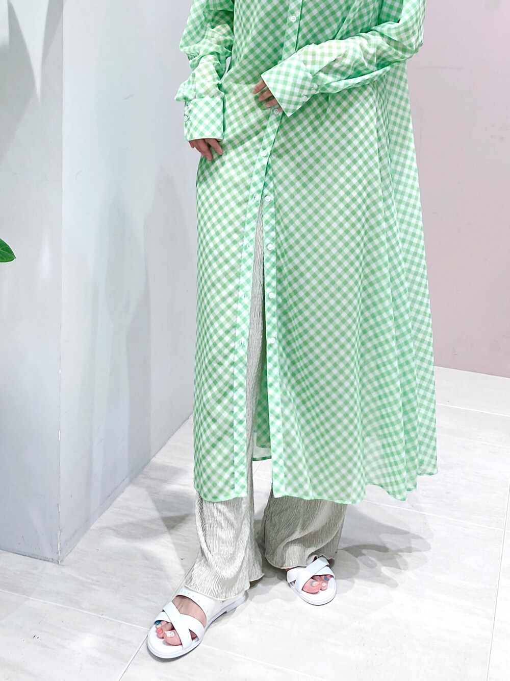 ホワイト系のサンダル、グリーン系のワンピース、ベージュ系のその他パンツを着用したレディースの夏コーディネートの2枚目の写真