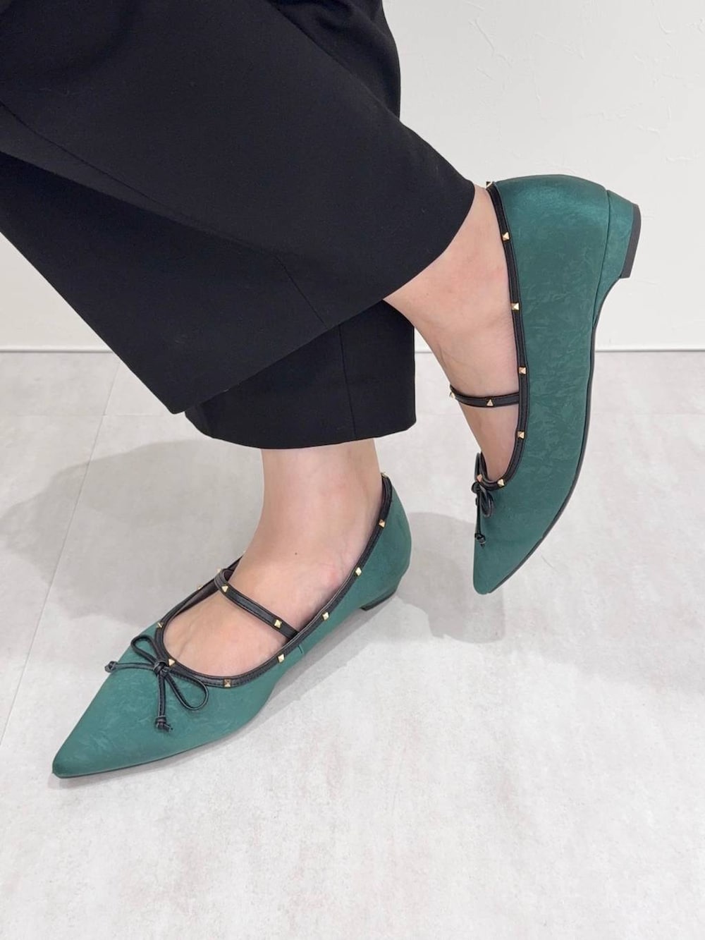 グリーン系のパンプスを着用したレディースの秋コーディネートの5枚目の写真