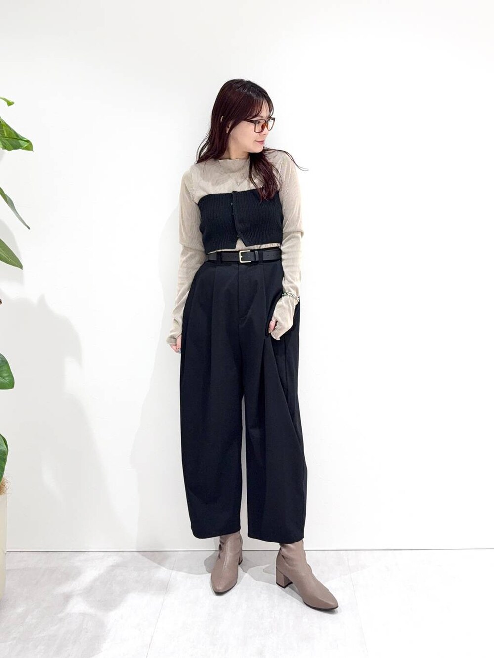 ブラウン系のブーツを着用したレディースの秋コーディネートの3枚目の写真