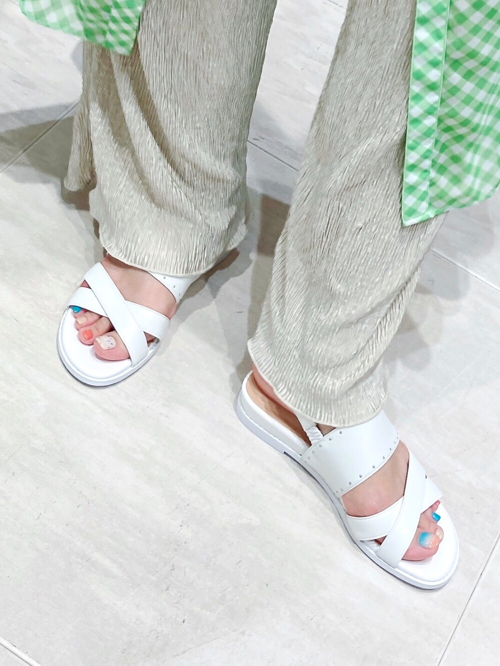 ホワイト系のサンダル、グリーン系のワンピース、ベージュ系のその他パンツを着用したレディースの夏コーディネートの3枚目の写真