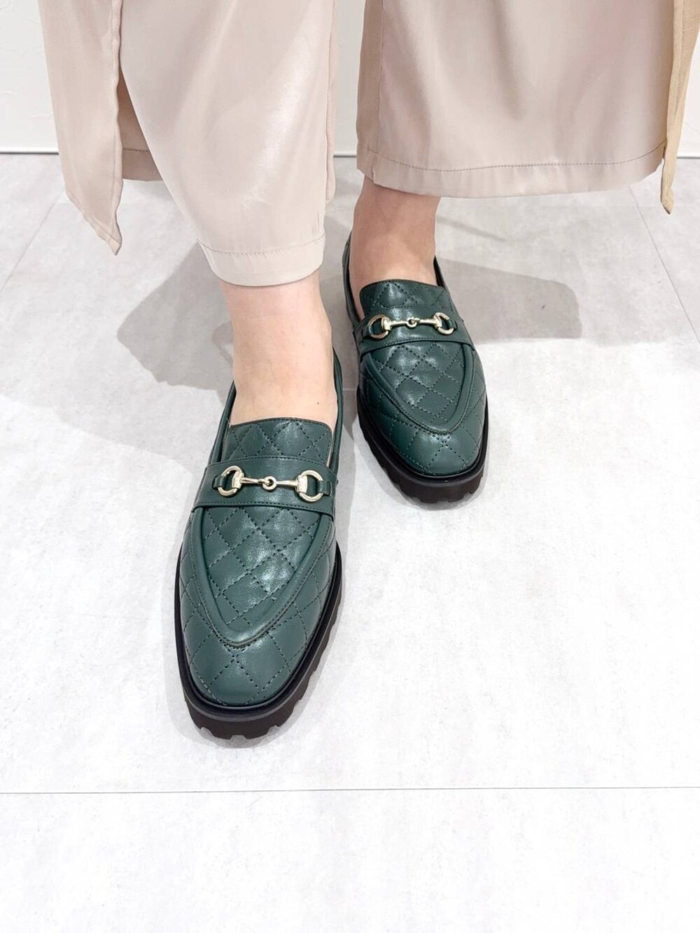 グリーン系のローファーを着用したレディースの秋コーディネートの4枚目の写真