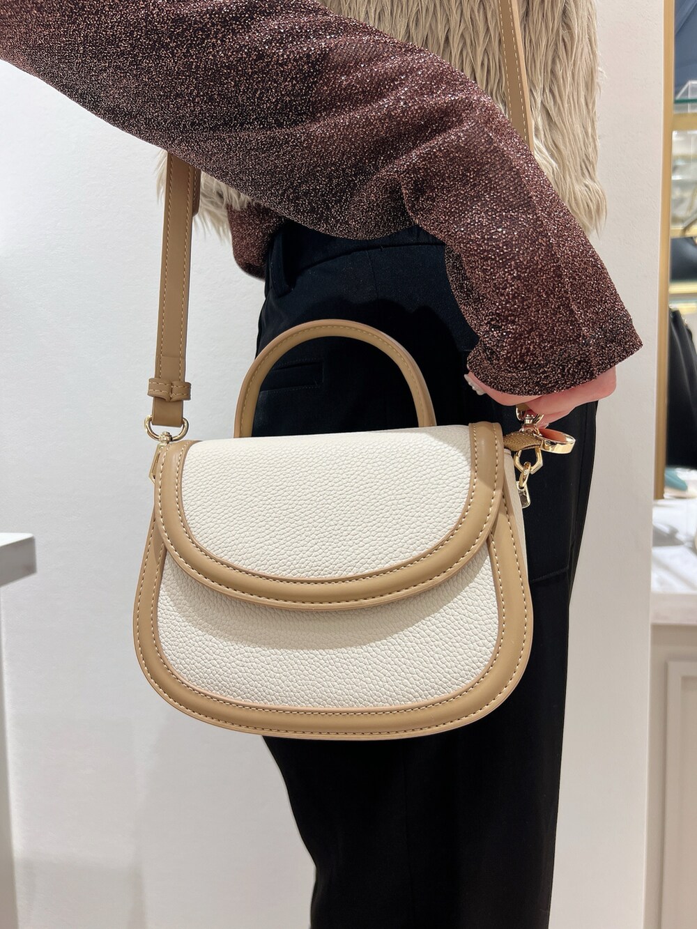 ベージュ系のパンプスを着用したレディースの冬コーディネートの3枚目の写真