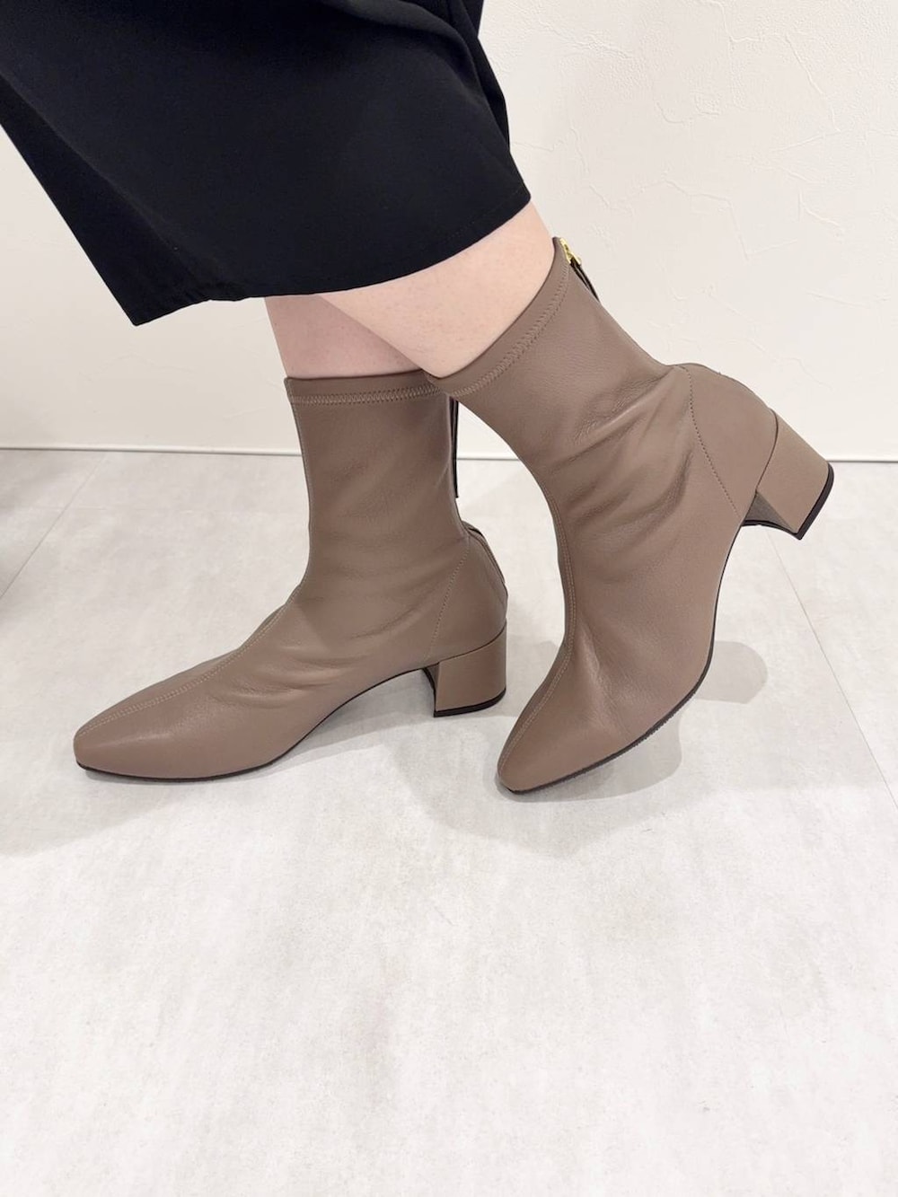 ブラウン系のブーツを着用したレディースの秋コーディネートの6枚目の写真