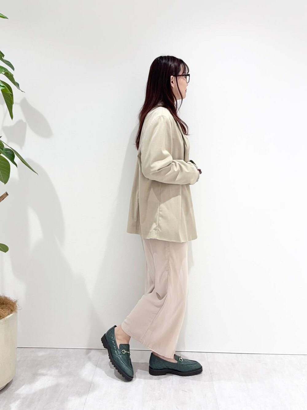 グリーン系のローファーを着用したレディースの秋コーディネートの3枚目の写真