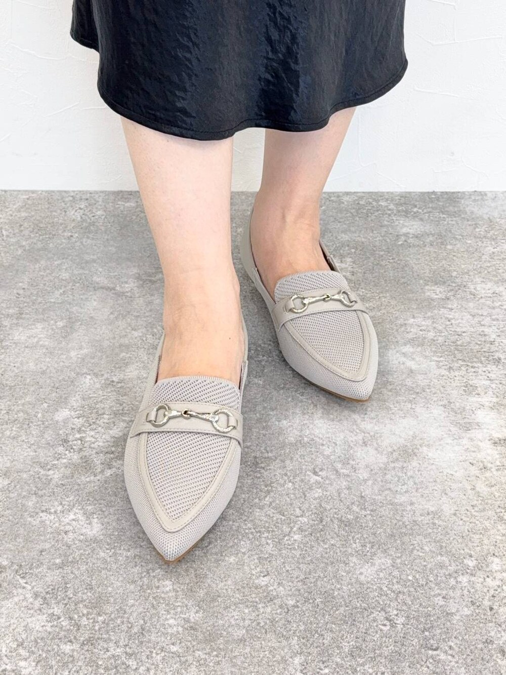 グレー系のスリッポンを着用したレディースの冬コーディネートの3枚目の写真