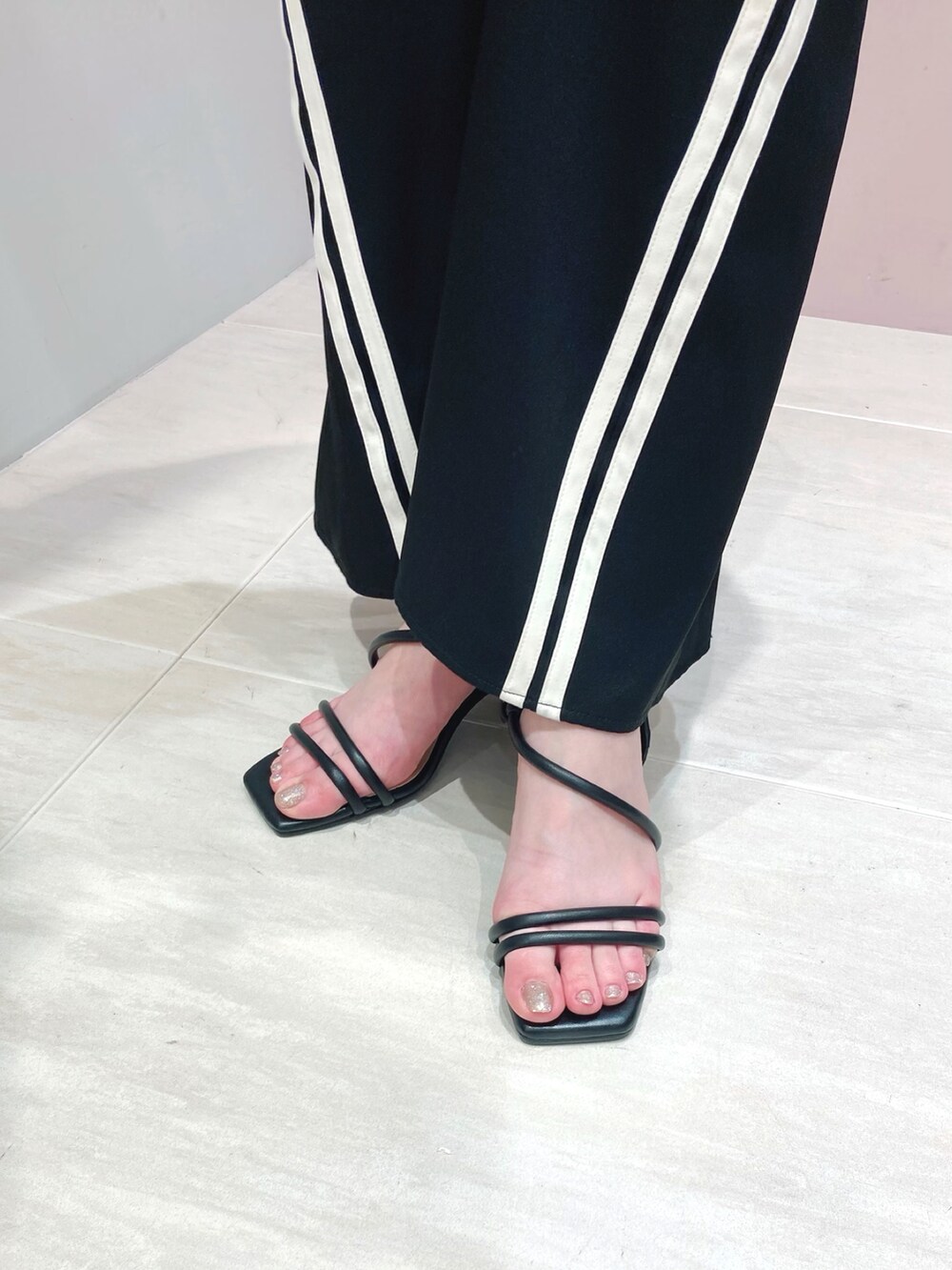 ベージュ系のテーラードジャケット、ブラック系のサンダルを着用したレディースの春コーディネートの2枚目の写真