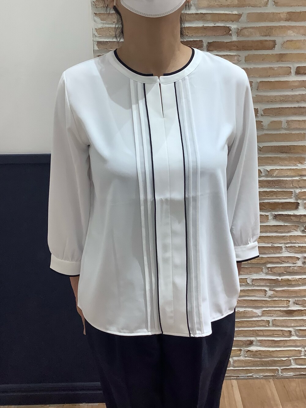 ブルー系のカーディガン/ボレロ、ブルー系のスラックス、ホワイト系のシャツ/ブラウスを着用したレディースの冬コーディネートの3枚目の写真