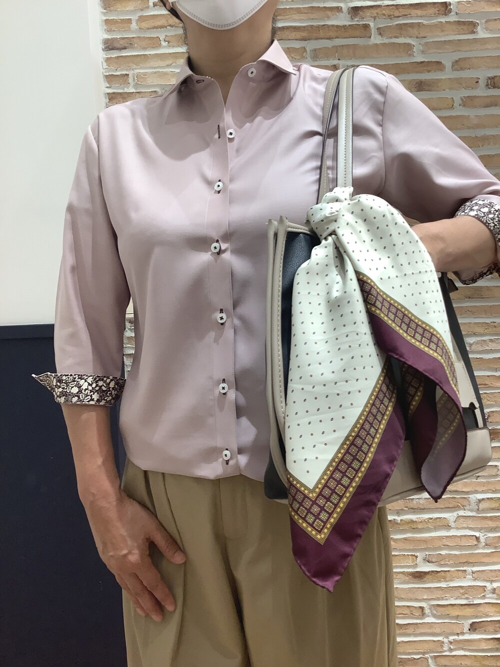 ピンク系のビジネスシャツ、その他のバンダナ/スカーフを着用したレディースの秋コーディネートの3枚目の写真