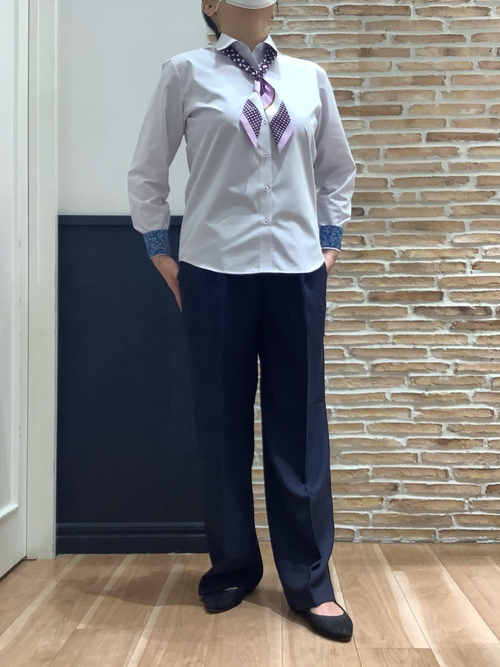 ブルー系のスラックス、パープル系のシャツ/ブラウス、ホワイト系のベストを着用したレディースの冬コーディネートの3枚目の写真