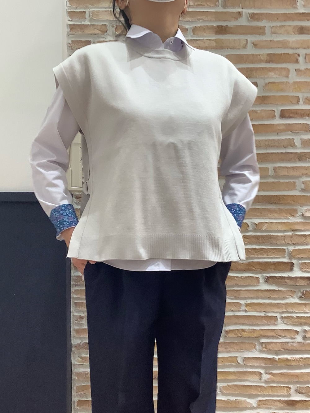 ブルー系のスラックス、パープル系のシャツ/ブラウス、ホワイト系のベストを着用したレディースの冬コーディネートの5枚目の写真