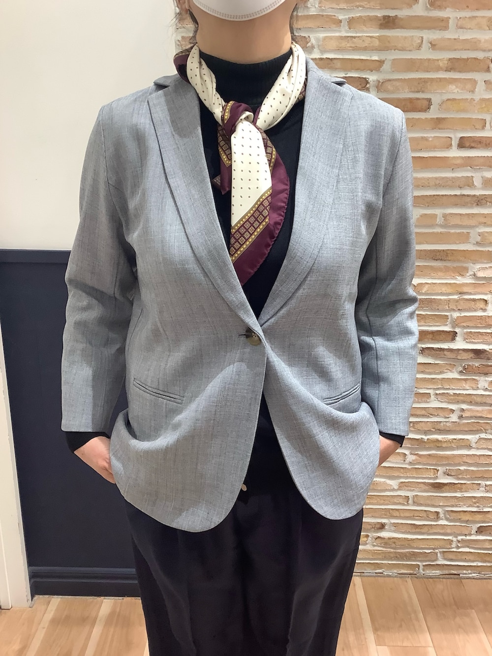 ブルー系のスラックス、ブラック系のカーディガン/ボレロ、その他のバンダナ/スカーフを着用したレディースの冬コーディネートの2枚目の写真