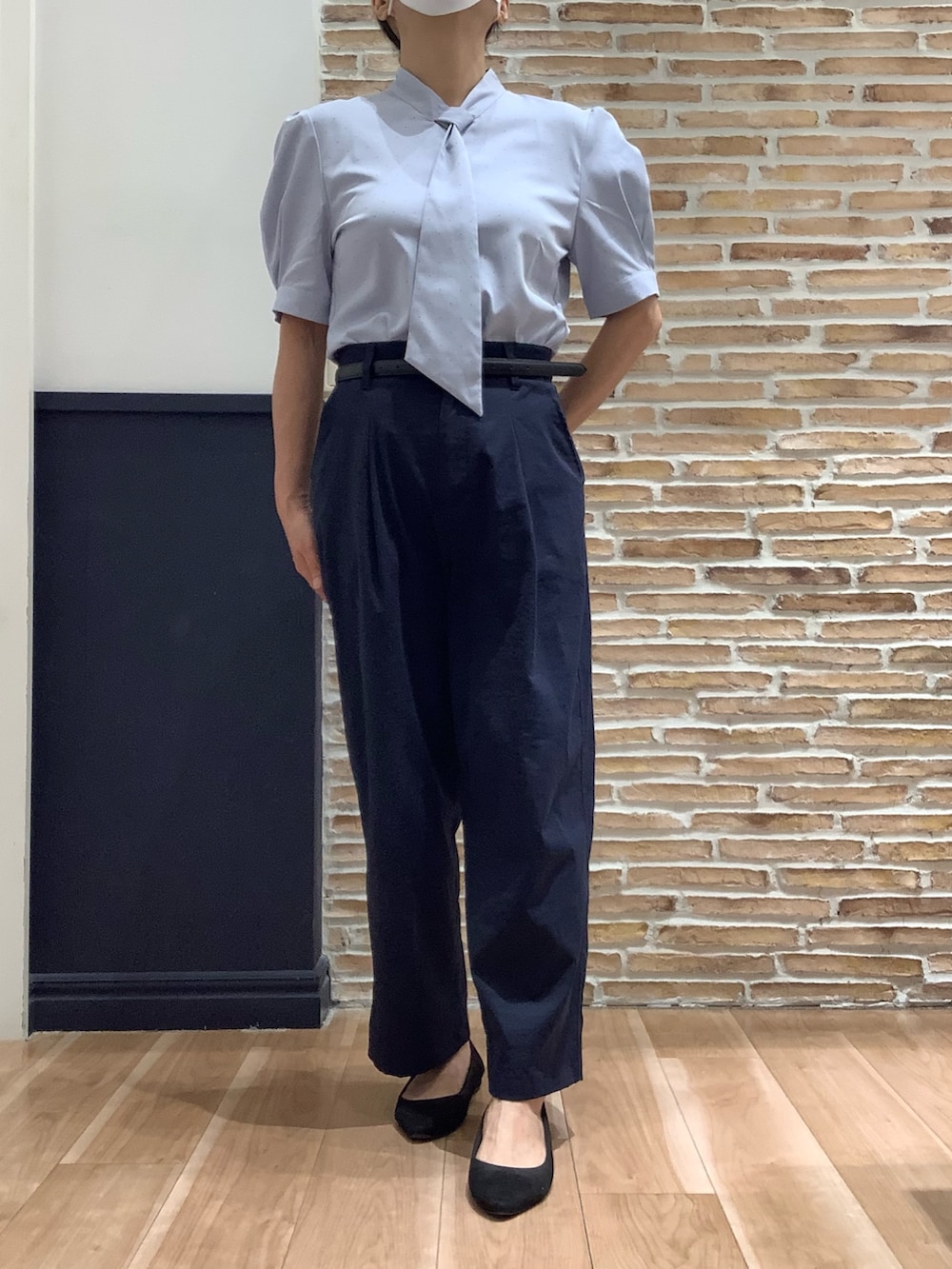 ブラック系のベスト、ブルー系のシャツ/ブラウス、ホワイト系のパンツを着用したレディースの夏コーディネートの5枚目の写真